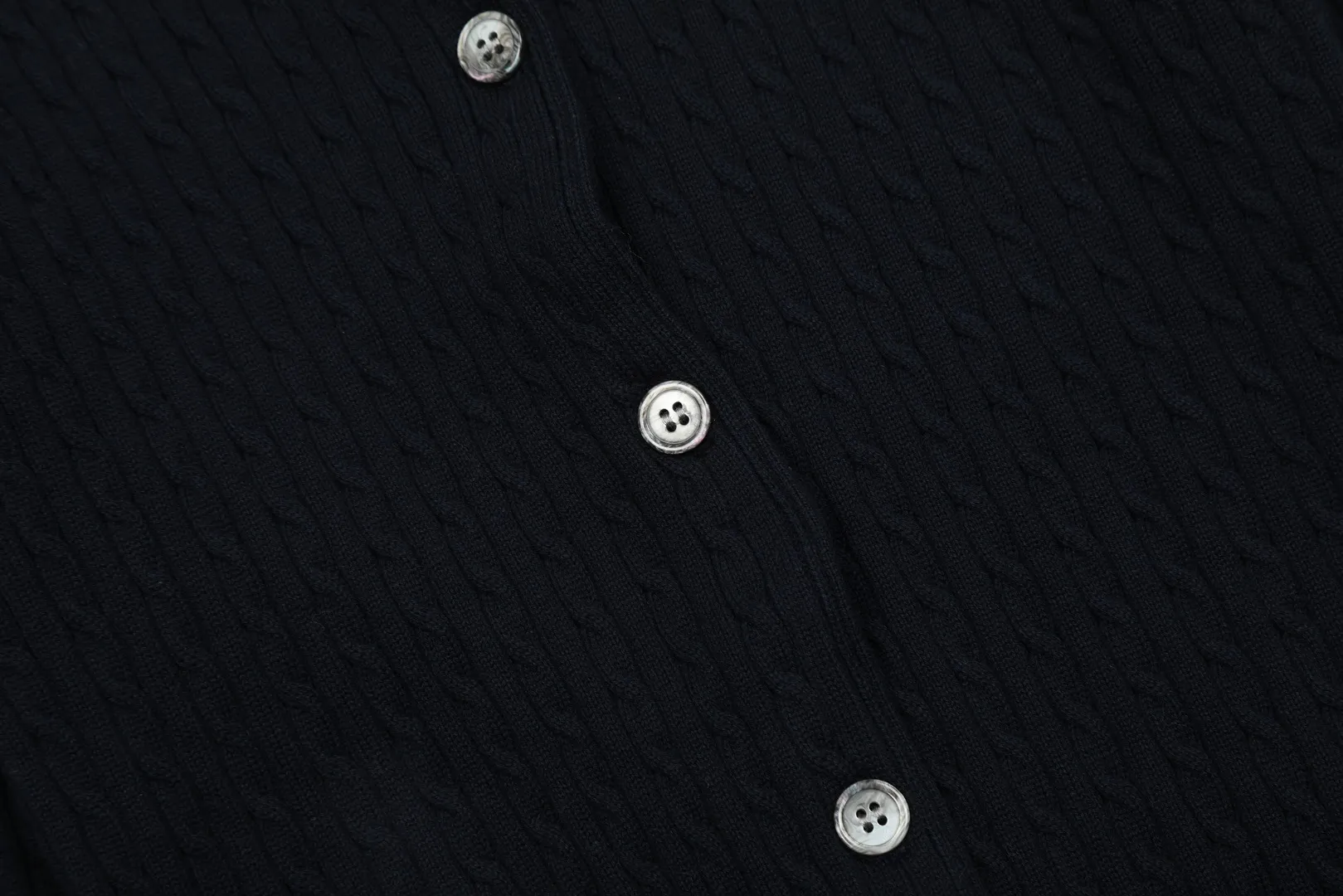 🅿️210 "Top quality" Style number: DS005# (not off the shelves all year round) [Ralph Lauren round neck solid color pony embroidered logo knitted cardigan long sleeves] ✅Ralph Lauren classic basic versatile twist knitted cardigan long sleeves ✅Main supplier platform live broadcast Wholesale entities Replenish when out of stock Not off the shelves ✅ZP quality 1:1 version Scan the code to enter the GF website Counter quality ✅Details and quality are the only one in Guangzhou. Imported quality cotton yarn, focusing on high-end, cost-effective, good quality needless to say. ✅The same style as Zhao Lusi is really amazing, so sweet, so beautiful. This cardigan is really good-looking. Rose red and white label Big red and blue label